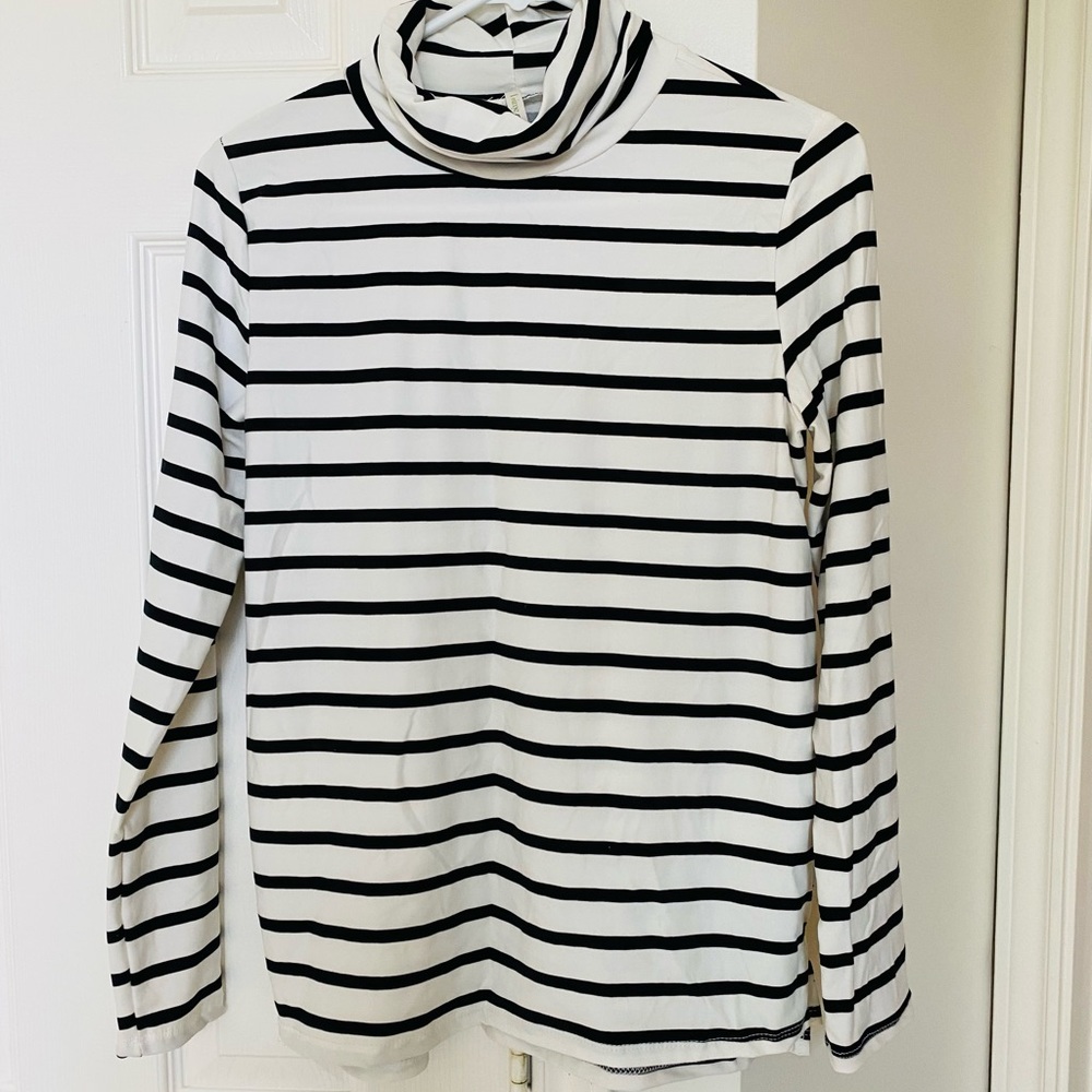 Black and white turtle neck top EUC size small